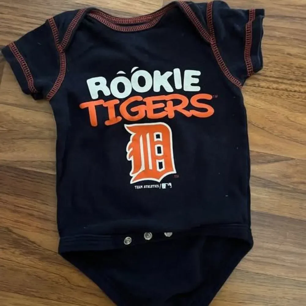 MLB Genuine Merchandise Detroit Tigers Baby Onesie 0-3M